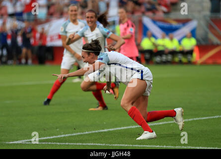 Englands Jodie Taylor feiert scoring ihrer Seite zweite Tor des Spiels während der UEFA Women's Euro 2017, Gruppe D-Spiel im Stadion Galgenwaard, Utrecht. Stockfoto