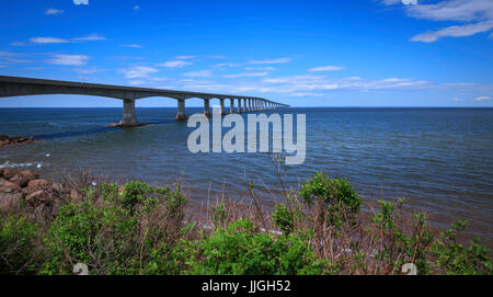 Bund-Brücke von der Küste von New Brunswick, Prince Edward Island, Kanada Stockfoto