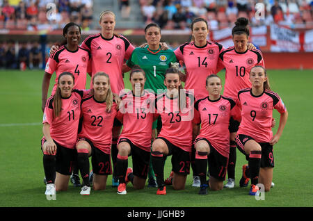 Schottland-Team-Gruppenbild, oberste Zeile (von links nach rechts): Ifeoma Dieke, Vaila Barsley, Gemma Fay, Rachel Corsie und Leanne Crichton. Untere Reihe (von links nach rechts): Lisa Evans, Fiona Brown, Jane Ross, Chloe Arthur, Frankie Brown und Caroline Weir während der UEFA Women's Euro 2017, Gruppe D-Spiel im Stadion Galgenwaard, Utrecht. PRESSEVERBAND Foto. Bild Datum: Mittwoch, 19. Juli 2017. Vgl. PA Geschichte Fußball England Frauen. Bildnachweis sollte lauten: Mike Egerton/PA Wire. Einschränkungen: Editorial Gebrauch, nicht für kommerzielle Zwecke ohne vorherige Genehmigung. Stockfoto