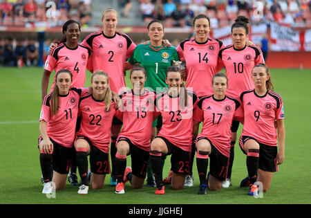 Schottland-Team-Gruppenbild, oberste Zeile (von links nach rechts): Ifeoma Dieke, Vaila Barsley, Gemma Fay, Rachel Corsie und Leanne Crichton. Untere Reihe (von links nach rechts): Lisa Evans, Fiona Brown, Jane Ross, Chloe Arthur, Frankie Brown und Caroline Weir während der UEFA Women's Euro 2017, Gruppe D-Spiel im Stadion Galgenwaard, Utrecht. Stockfoto