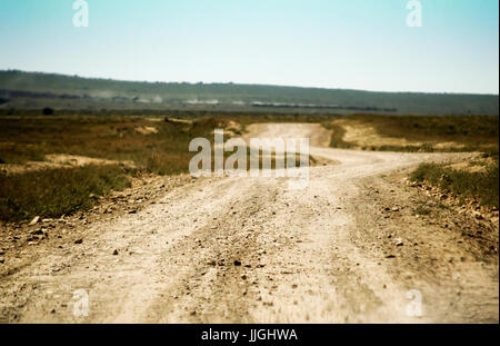 Eine kurvige Feldweg in Richtung die Wüstenberge. Stockfoto