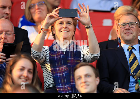 Nicola Sturgeon (links), erste Ministerin von Schottland, und Stewart Regan (rechts), Vorsitzender des schottischen Verbands, an der Tribüne während des UEFA Women's Euro 2017, Gruppe D Spiel im Stadion Galgenwaard, Utrecht. DRÜCKEN SIE VERBANDSFOTO. Bilddatum: Mittwoch, 19. Juli 2017. Siehe PA Geschichte SOCCER England Women. Bildnachweis sollte lauten: Mike Egerton/PA Wire. . Stockfoto