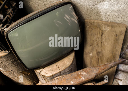 Eine alte Fernsehröhre aufgegeben Stockfoto