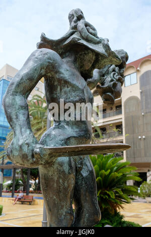 MARBELLA, Andalusien/Spanien - Juli 6: Salvador Dali Skulptur des Perseus in Marbella Spanien am 6. Juli 2017 Stockfoto