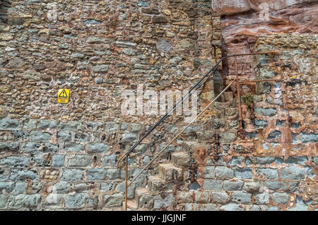 Alte steinerne Treppe befindet sich in einem historischen Gebäude. Stockfoto