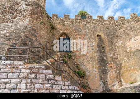 Alte steinerne Treppe zu den Zimmern in einem historischen Gebäude. Stockfoto