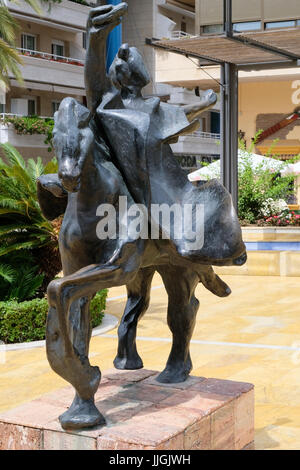 MARBELLA, Andalusien/Spanien - Juli 6: Trajano Reiten eine Pferd Statue von Salvador Dali in Marbella Spanien am 6. Juli 2017 Stockfoto