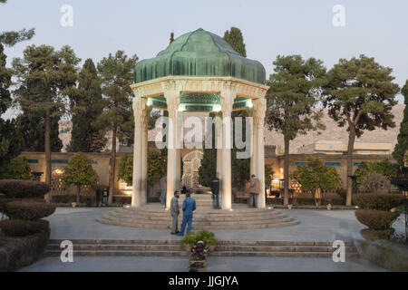 SHIRAZ, IRAN - Januar 2: Menschen besuchen Grabstätte des Hafes auf 2. Januar 2017 Shiraz im Iran. Hafez und Saadi, 2 größten Dichter Persiens. Stockfoto