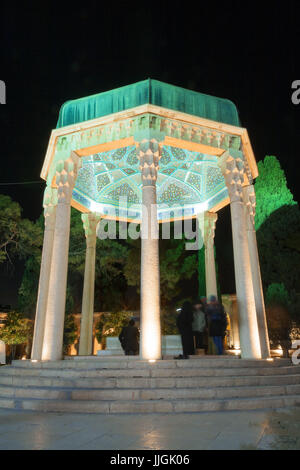 SHIRAZ, IRAN - Januar 2: Menschen besuchen Grabstätte des Hafes auf 2. Januar 2017 Shiraz im Iran. Hafez und Saadi, 2 größten Dichter Persiens. Stockfoto