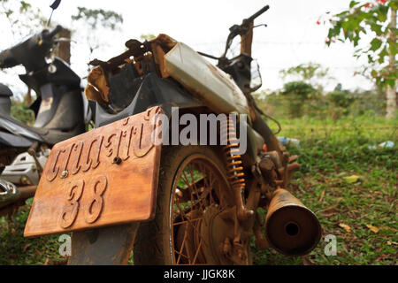 Wunderbaren Werkstoff Holz. Handgemachte Nummernschild für ein Motorrad in Laos Asien Stockfoto