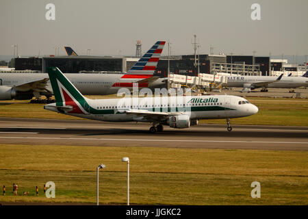 EI-DTB - Airbus A320-216 - Alitalia der Airbus A320-Familie besteht aus kurzer bis mittlerer Reichweite, schmalem Rumpf, kommerzielle Passagier zweistrahlige jet Air Stockfoto