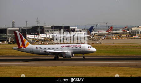 D-AKNK - Airbus A319-112 - Germanwings der Airbus A319 ist ein Mitglied der Airbus A320-Familie von kurzer bis mittlerer Reichweite, schmalem Rumpf, kommerzielle Passivfahrer Stockfoto