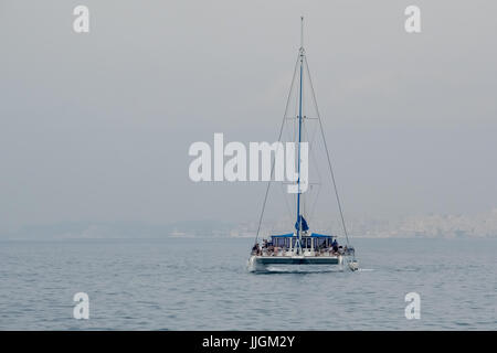 MARBELLA, Andalusien/Spanien - Juli 6: Katamaran in den Hafen in Marbella Spanien am 6. Juli 2017. Nicht identifizierte Personen Stockfoto