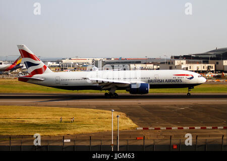 G-YMMN Boeing 777-236(ER) British Airways die Boeing 777 ist eine Familie von Langstrecken-Großraumflugzeuge zweistrahlige Jet Airliner entwickelt und hergestellt von Stockfoto