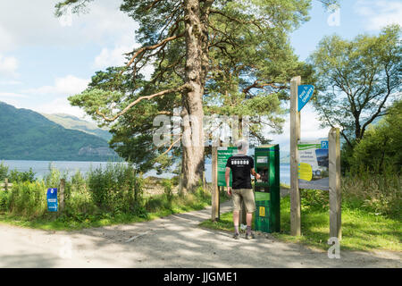 Man bezahlt kostenpflichtige Parkplätze am Rowardennan, Loch Lomond und Trossachs National Park, Schottland, Großbritannien Stockfoto