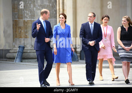 Berlin, Deutschland. 19. Juli 2017. Duke of Cambridge, Prinz William und Catherine, Herzogin von Cambridge machen Sie einen Spaziergang durch am Brandenburger Tor bei Besuch in Deutschland. Bildnachweis: Madeleine Lenz/Pacific Press/Alamy Live-Nachrichten Stockfoto