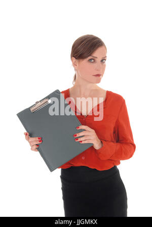 Eine wunderschöne junge Geschäftsfrau stehend in eine rote Bluse, einen grünen Ordner in der Hand halten für weißen Hintergrund isoliert. Stockfoto