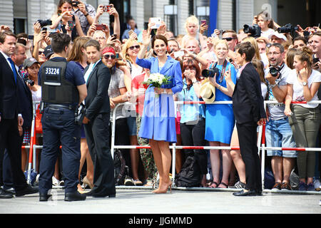 Berlin, Deutschland. 19. Juli 2017. Duke of Cambridge, Prinz William und Catherine, Herzogin von Cambridge machen Sie einen Spaziergang durch am Brandenburger Tor bei Besuch in Deutschland. Bildnachweis: Madeleine Lenz/Pacific Press/Alamy Live-Nachrichten Stockfoto