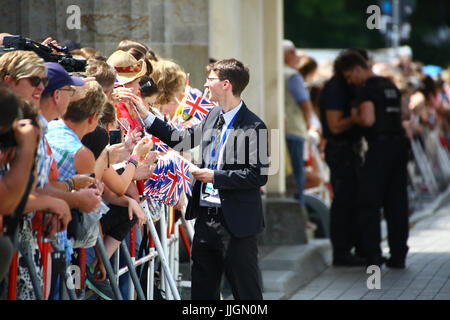 Berlin, Deutschland. 19. Juli 2017. Duke of Cambridge, Prinz William und Catherine, Herzogin von Cambridge machen Sie einen Spaziergang durch am Brandenburger Tor bei Besuch in Deutschland. Bildnachweis: Madeleine Lenz/Pacific Press/Alamy Live-Nachrichten Stockfoto