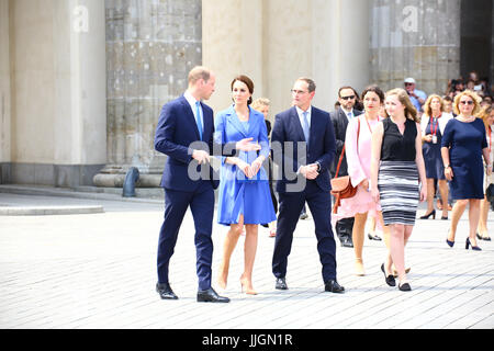 Berlin, Deutschland. 19. Juli 2017. Duke of Cambridge, Prinz William und Catherine, Herzogin von Cambridge machen Sie einen Spaziergang durch am Brandenburger Tor bei Besuch in Deutschland. Bildnachweis: Madeleine Lenz/Pacific Press/Alamy Live-Nachrichten Stockfoto