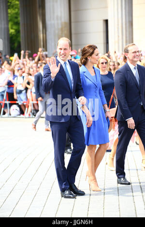 Berlin, Deutschland. 19. Juli 2017. Duke of Cambridge, Prinz William und Catherine, Herzogin von Cambridge machen Sie einen Spaziergang durch am Brandenburger Tor bei Besuch in Deutschland. Bildnachweis: Madeleine Lenz/Pacific Press/Alamy Live-Nachrichten Stockfoto