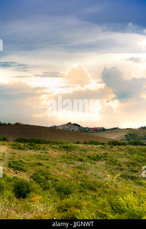 Panorama von grünen Hügeln der Toskana auf einem Regen und Gewitter Tag Landschaft in Italien Stockfoto