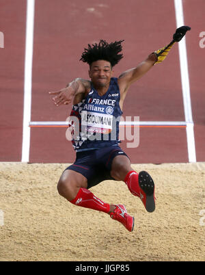 Frankreichs Arnaud Assoumani in Aktion während der Männer Weitsprung T47 tagsüber sechs der 2017 Para Leichtathletik-Weltmeisterschaften in London Stadion. Stockfoto