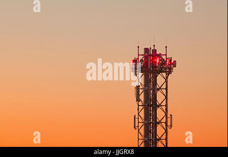 Handy-Telekommunikation Radio Antenne an der Spitze des Rohres mit Sonnenuntergang Himmel Stockfoto