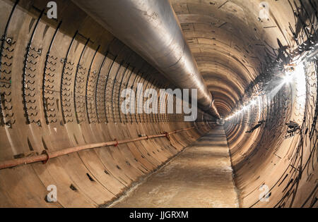 Leere Tunnel im Bau der u-Bahn. Große temporäre Entlüftungsrohr unter der Decke u-Bahn-Tunnel Stockfoto