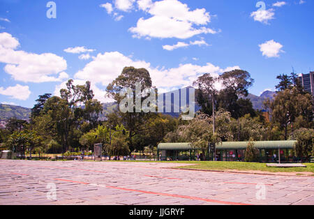 QUITO, ECUADOR - 7. Mai 2017: Schöne Aussicht von el Ejido-Park von Casa De la Cultura im Norden der Stadt Quito in einen wunderschönen blauen Himmel. Stockfoto