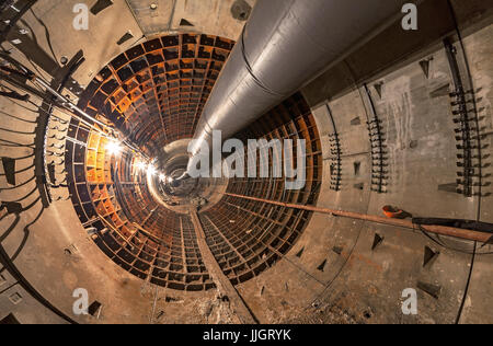 Leere Tunnel im Bau für die u-Bahn. Große temporäre Entlüftungsrohr unter der Decke u-Bahn tunnel Stockfoto