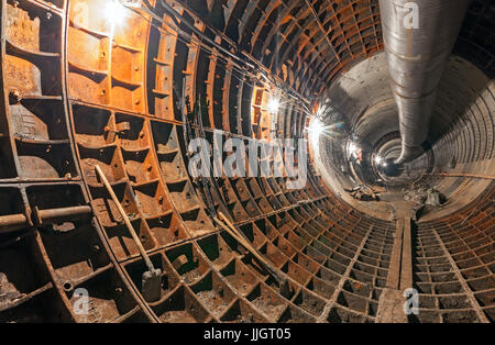 Leere u-Bahn-Tunnel im Bau. Große temporäre Entlüftungsrohr unter der Decke. Stockfoto