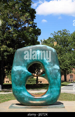 Oval mit Punkte-Skulptur von Henry Moore auf dem Campus der Princeton University, Princeton, NJ Stockfoto