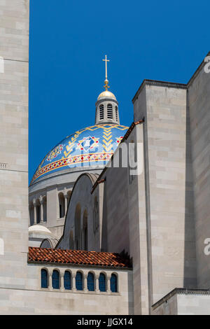 Washington, DC - die Basilica des nationalen Schreins der Unbefleckten Empfängnis. Es ist die größte römisch-katholische Kirche in Nordamerika. Stockfoto