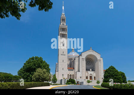 Washington, DC - die Basilica des nationalen Schreins der Unbefleckten Empfängnis. Es ist die größte römisch-katholische Kirche in Nordamerika. Stockfoto