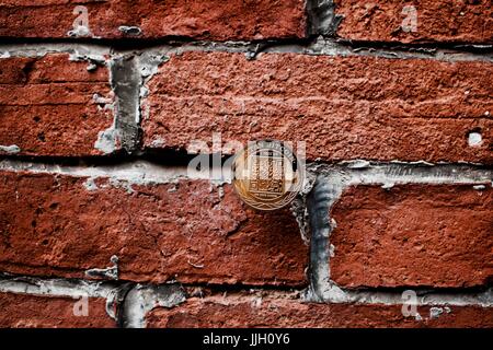 Digitale Währung physische gold Titan Bitcoin Münze auf der Mauer. Stockfoto