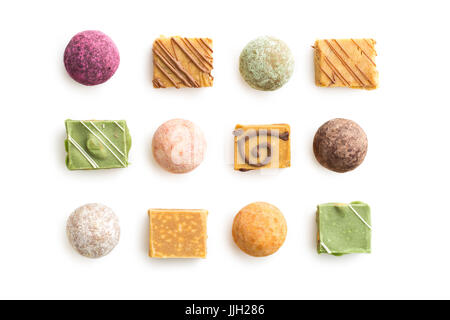 Verschiedene süße Bonbons isoliert auf weißem Hintergrund. Stockfoto