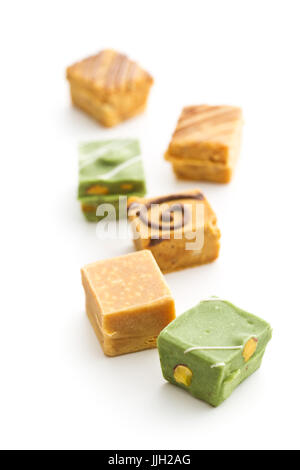 Bunte Karamell Bonbons isoliert auf weißem Hintergrund. Stockfoto