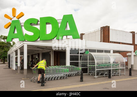 ASDA Supermarkt Beschilderung und Trolleys, Tilbury, Essex, England, Großbritannien Stockfoto