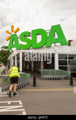 ASDA Supermarkt Beschilderung und Trolleys, Tilbury, Essex, England, Großbritannien Stockfoto