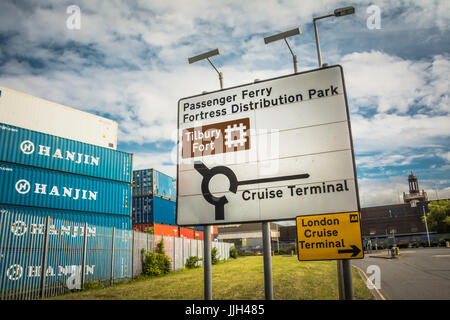 Anfahrt zum Tilbury Cruise Terminal an der Themse, Essex, Großbritannien Stockfoto