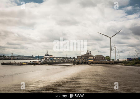 Windturbinen in der Nähe des Tilbury Passagierterminals an der Themse, Essex, England, Großbritannien Stockfoto