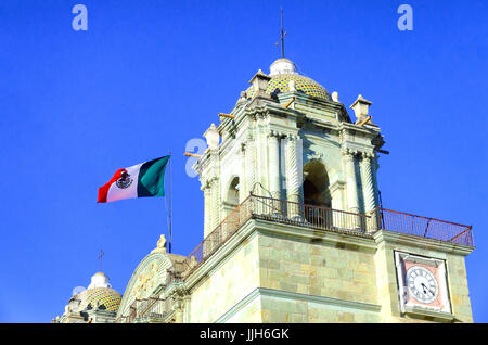 Blick auf Kirchturm mit Nationalflagge in Oaxaca, Mexiko Stockfoto