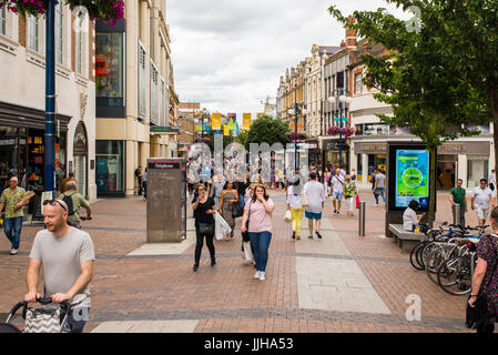 Menschen wandern und shopping in Clarence Street, eine Fußgängerzone die wichtigste Einkaufsstraße in Kingston Upon Thames, London, UK Stockfoto