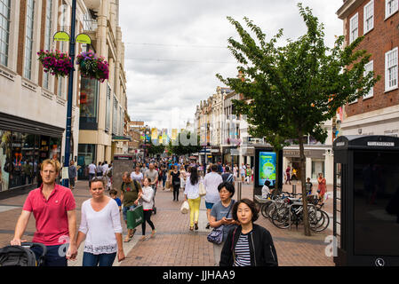 Menschen wandern und shopping in Clarence Street, eine Fußgängerzone die wichtigste Einkaufsstraße in Kingston Upon Thames, London, UK Stockfoto