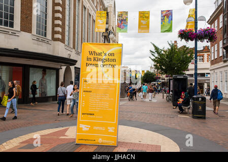 Große gelbe Billboard auf Clarence Street, Fußgängerzone Haupteinkaufsstraße in Kingston Upon Thames präsentiert die Sommer-Events der Stadt Stockfoto