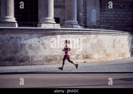 Eine Frau läuft in der St. Pauls-Bereich von London. Stockfoto
