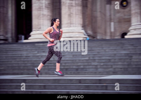 Eine Frau läuft in der St. Pauls-Bereich von London. Stockfoto