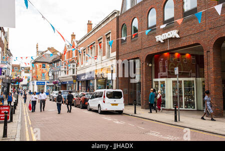 Menschen wandern und shopping in Clarence Street, eine Fußgängerzone die wichtigste Einkaufsstraße in Kingston Upon Thames, London, UK Stockfoto