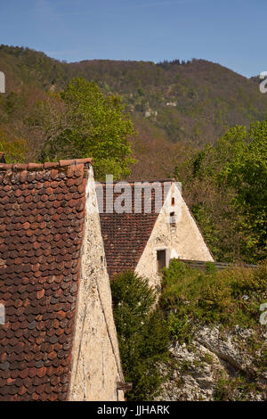 Mittelalterliche alte Häuser gehören zum Schloss Birseck in Arlesheim Dorf - in der Nähe von Basel, Baselland Kanton, Schweiz Stockfoto